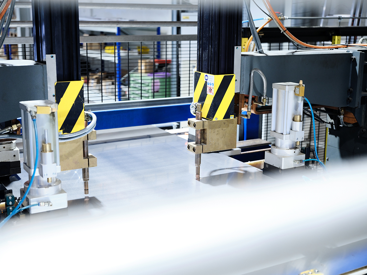 Automated spot welding for lamella production